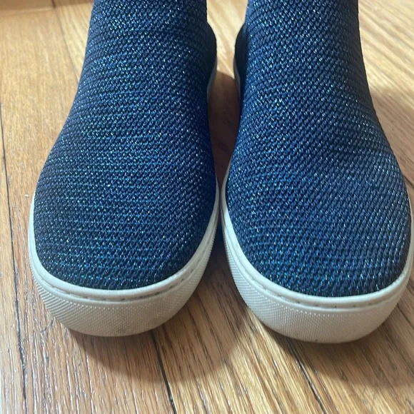 Very lightly worn Rothy’s Chelsea sneaker size 9. - Picture 5 of 6